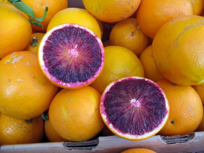 Blood_orange_slices_at_a_farmers_market_in_San_Francisco_January_2011-696x522