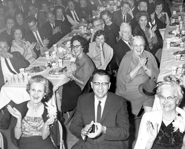 People_laughing_at_a_dinner_(4563388022)